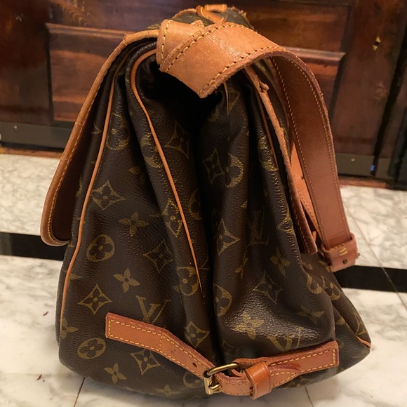Authentic Louis Vuitton Saumur 2 sided crossbody. - Picture 3 of 14